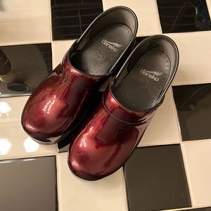 Dansko - black cherry colored clogs - 39 (8.5)